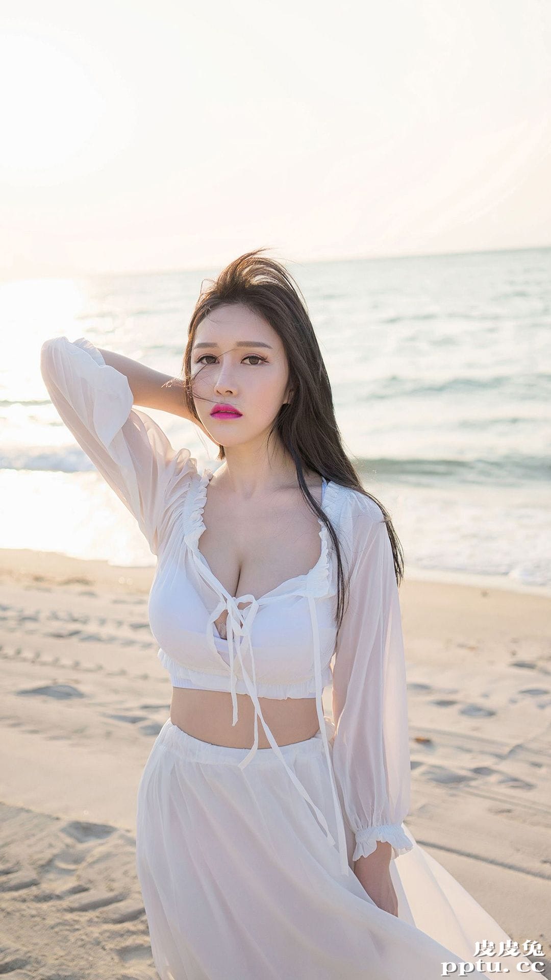 性感湿身美女海边爆乳性感美女壁纸