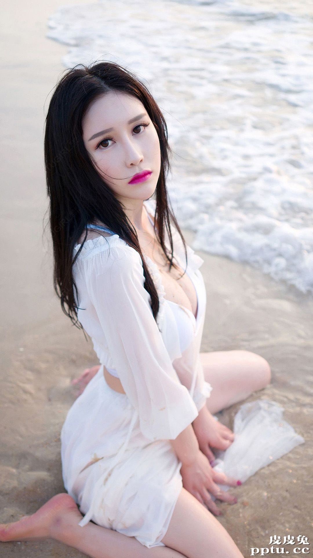 性感湿身美女海边爆乳性感美女壁纸