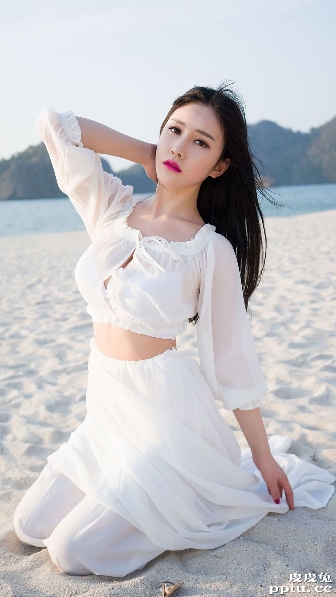 性感湿身美女海边爆乳性感美女壁纸