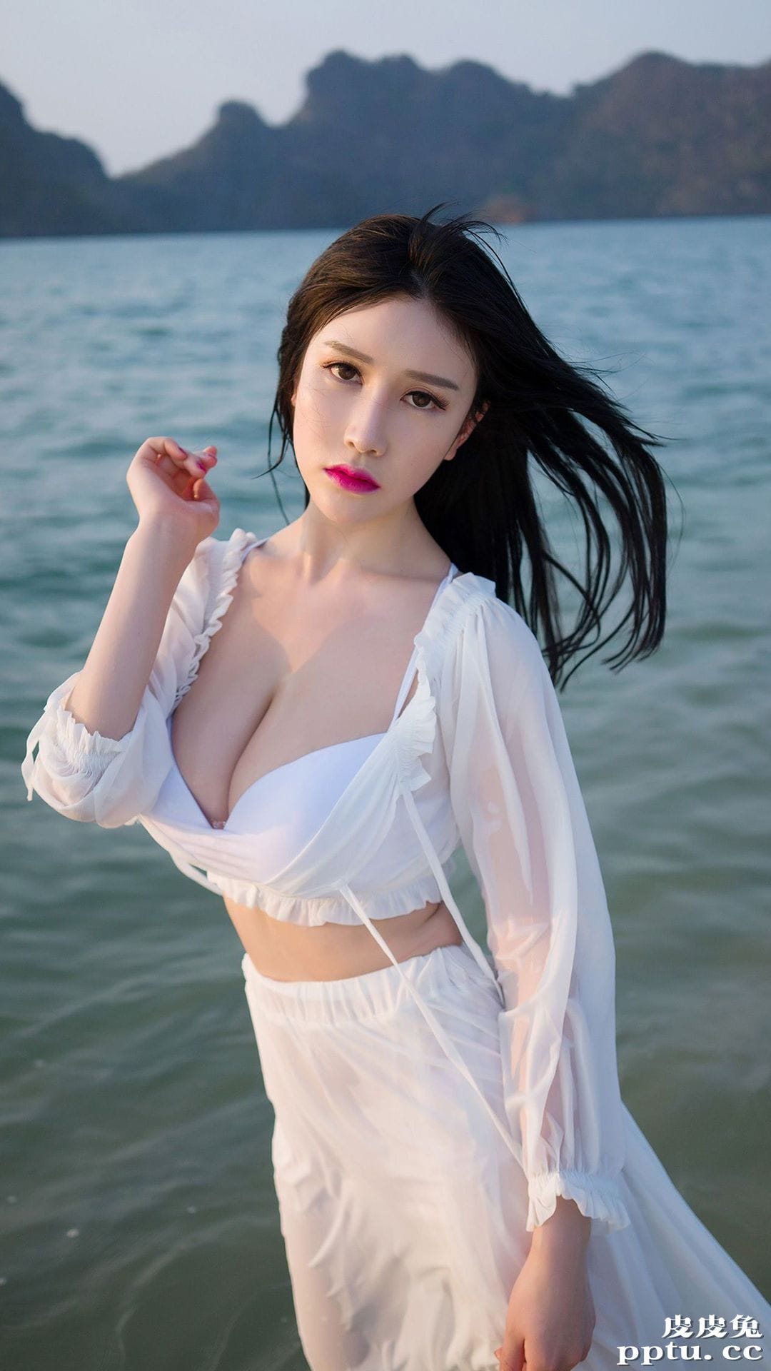 性感湿身美女海边爆乳性感美女壁纸