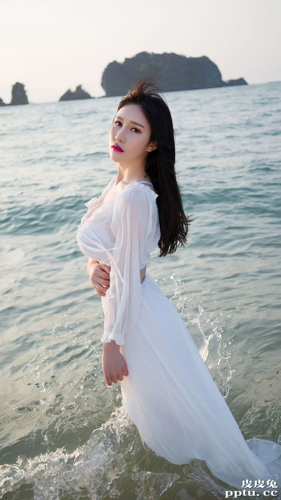 性感湿身美女海边爆乳性感美女壁纸