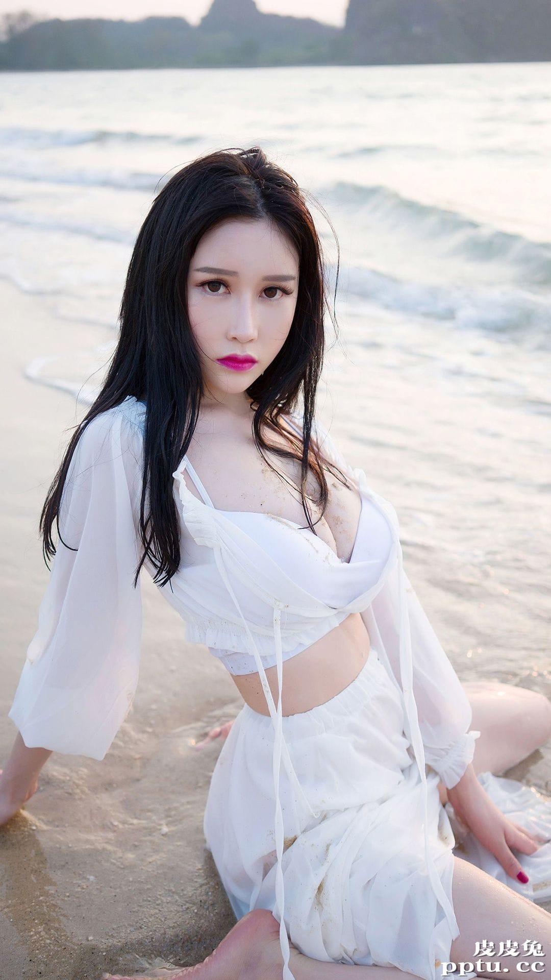 性感湿身美女海边爆乳性感美女壁纸