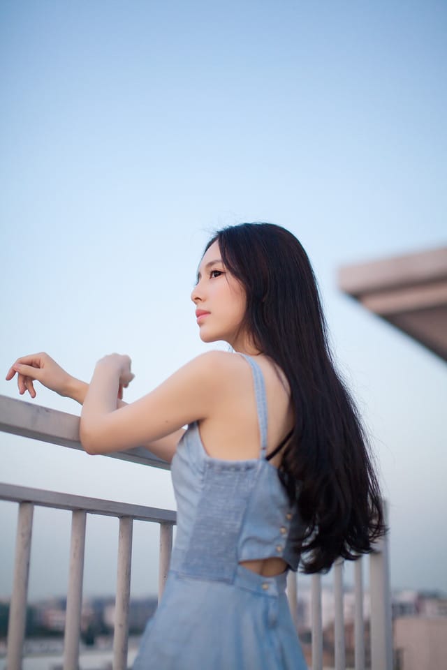 清纯唯美小清新校园天台美女写真