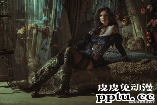 俄妹COS《巫师》叶奈法 长腿御姐大露香肩