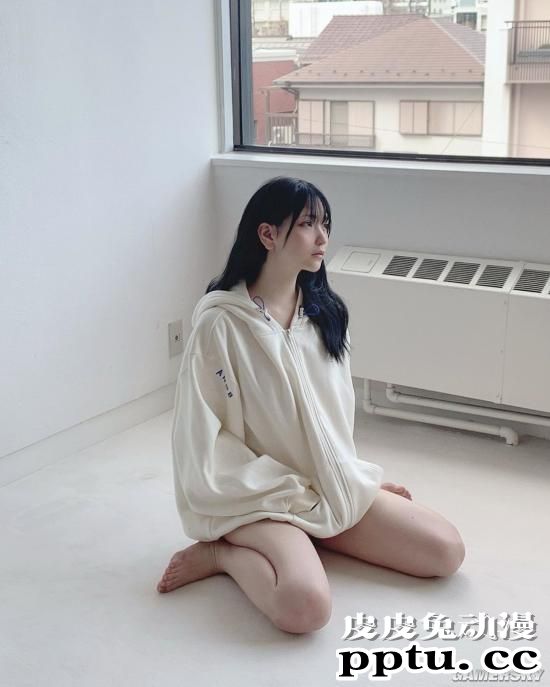 那个泳池里的黑色泳装 2.5次元写真偶像あまつ様