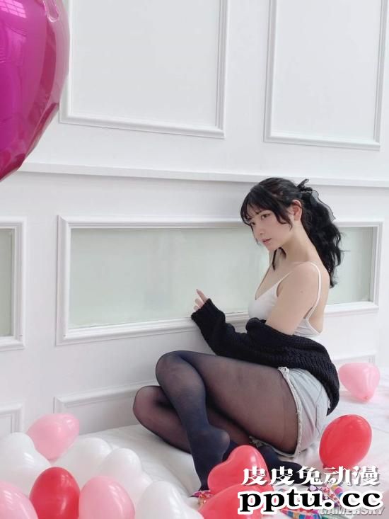 那个泳池里的黑色泳装 2.5次元写真偶像あまつ様