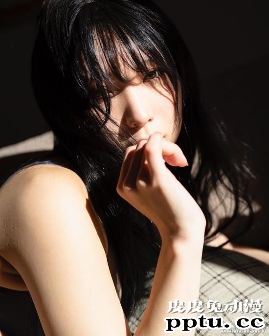 那个泳池里的黑色泳装 2.5次元写真偶像あまつ様