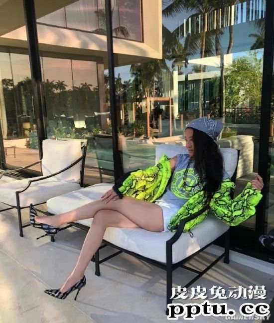 71岁婚纱女王因美腿上热搜 这身材说17岁都有人信-皮皮兔动漫