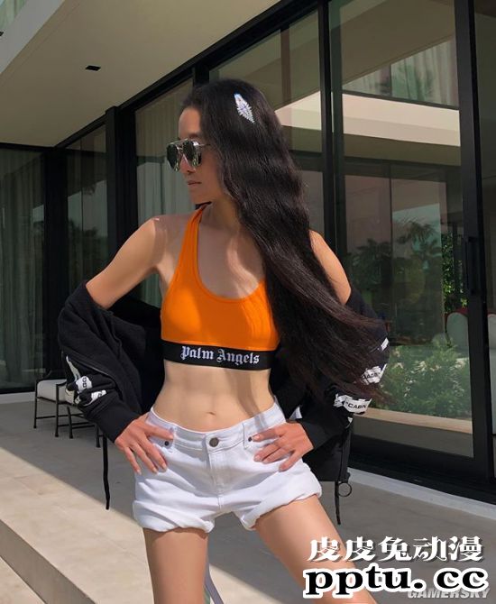 71岁婚纱女王因美腿上热搜 这身材说17岁都有人信