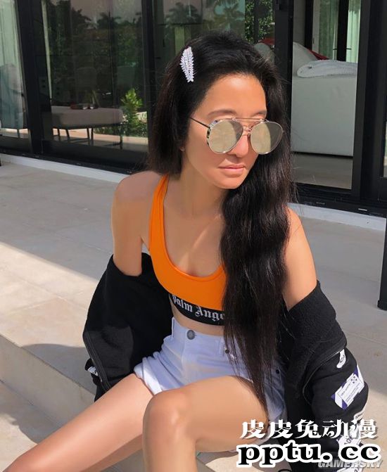 71岁婚纱女王因美腿上热搜 这身材说17岁都有人信