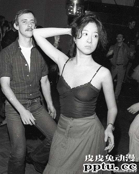 71岁婚纱女王因美腿上热搜 这身材说17岁都有人信