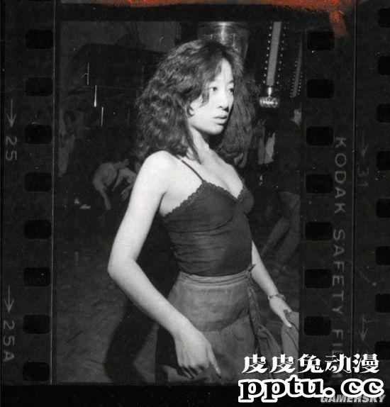 71岁婚纱女王因美腿上热搜 这身材说17岁都有人信