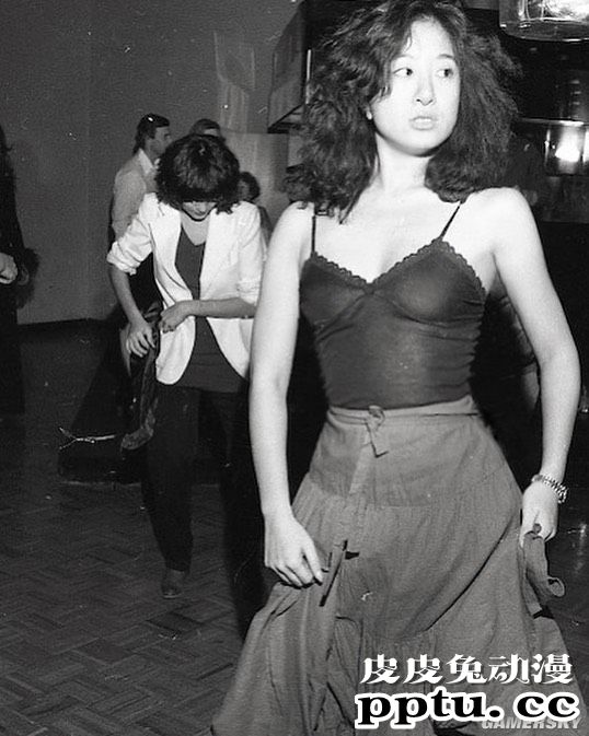 71岁婚纱女王因美腿上热搜 这身材说17岁都有人信