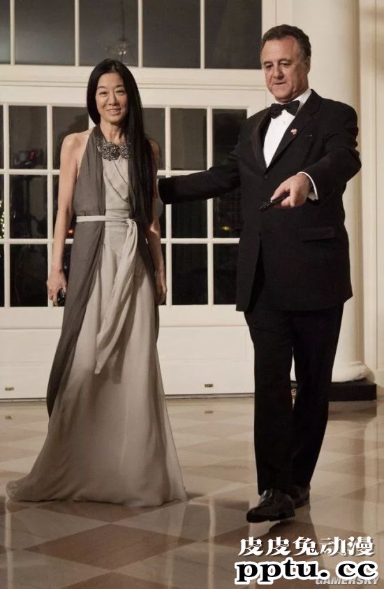 71岁婚纱女王因美腿上热搜 这身材说17岁都有人信