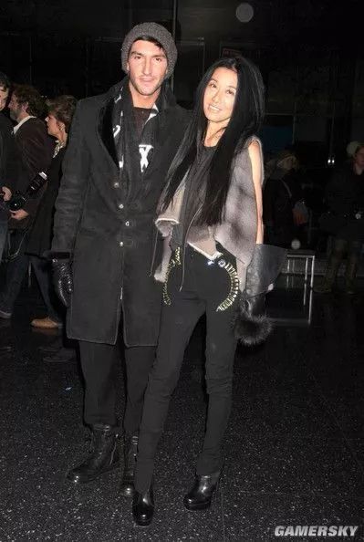 71岁婚纱女王因美腿上热搜 这身材说17岁都有人信