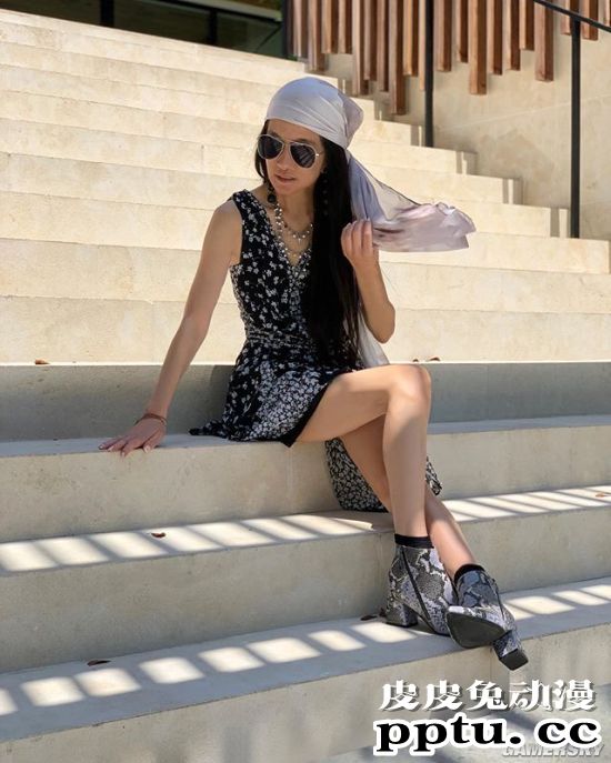 71岁婚纱女王因美腿上热搜 这身材说17岁都有人信