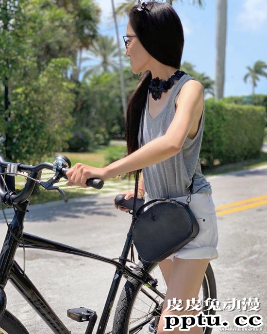 71岁婚纱女王因美腿上热搜 这身材说17岁都有人信