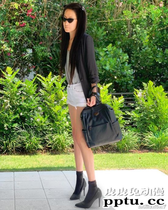 71岁婚纱女王因美腿上热搜 这身材说17岁都有人信