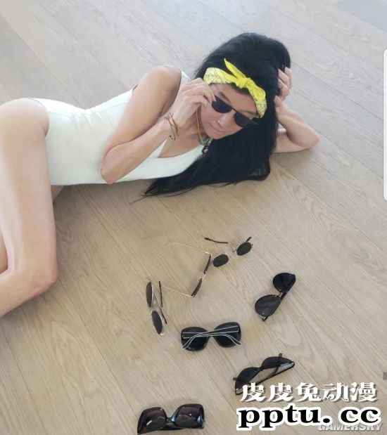 71岁婚纱女王因美腿上热搜 这身材说17岁都有人信