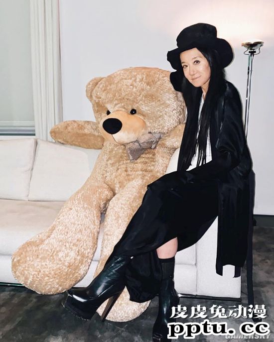 71岁婚纱女王因美腿上热搜 这身材说17岁都有人信