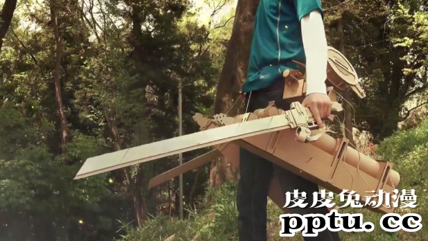 纸壳高玩打造「进击的巨人」立体机动装置 真实酷炫能换刀片