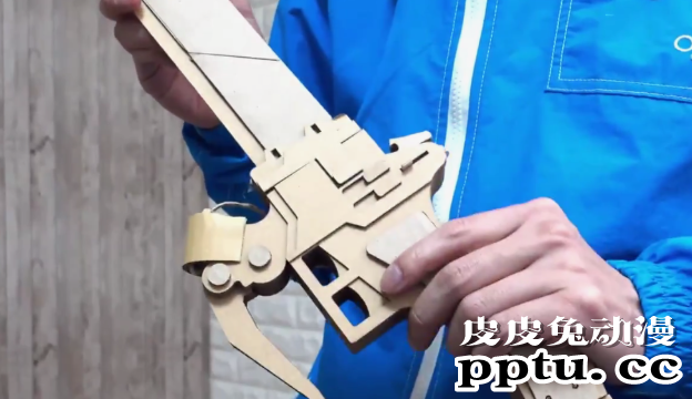 纸壳高玩打造「进击的巨人」立体机动装置 真实酷炫能换刀片