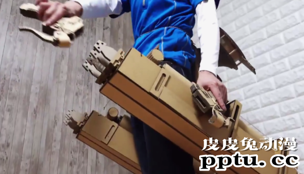 纸壳高玩打造「进击的巨人」立体机动装置 真实酷炫能换刀片