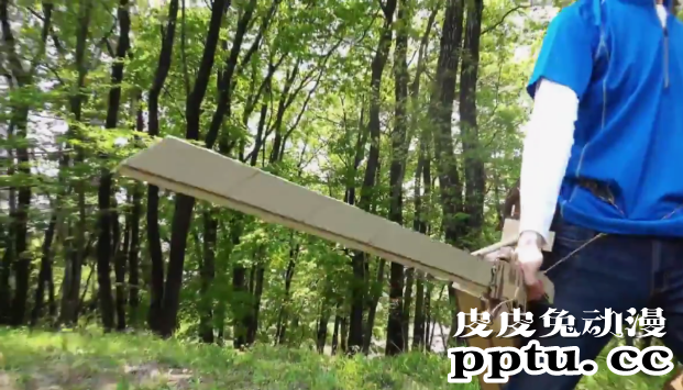 纸壳高玩打造「进击的巨人」立体机动装置 真实酷炫能换刀片