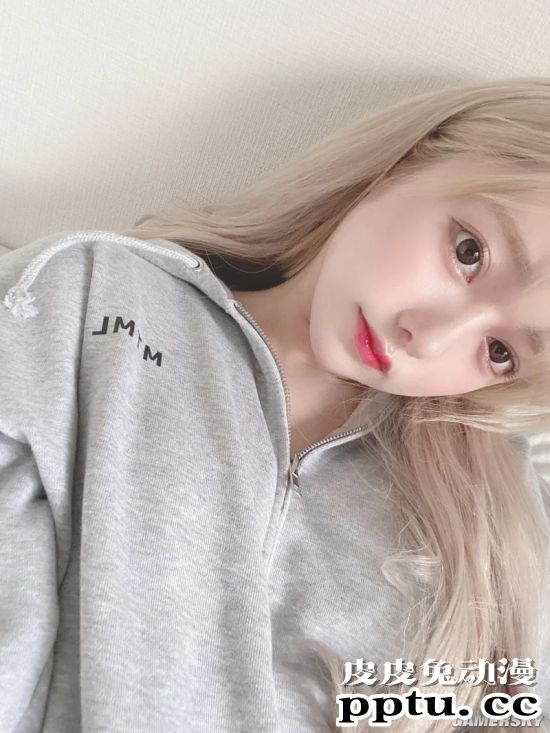 00后网红花600万日元整成日本女星 金发圆脸神似洋娃娃