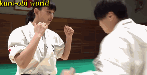 日本空手道黑带美少女走红 她一脚下去可能受不了