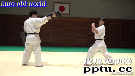 日本空手道黑带美少女走红 她一脚下去可能受不了