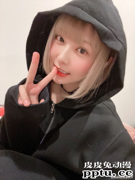 童颜外表下暗藏性感 日本混血Youtube女主播