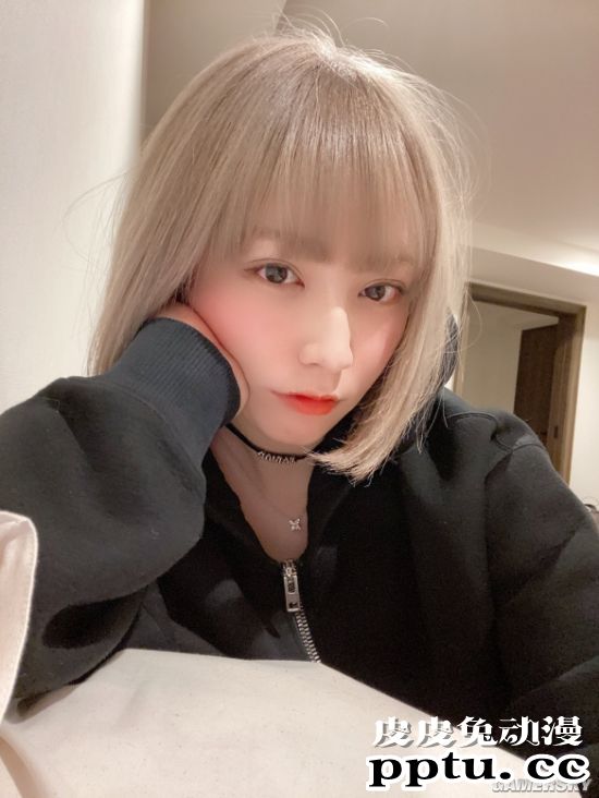 童颜外表下暗藏性感 日本混血Youtube女主播