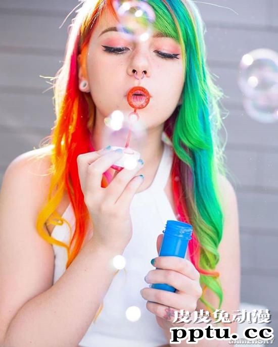 扭腰姿势引人遐想 高喊真香的西班牙辣姊Mimo