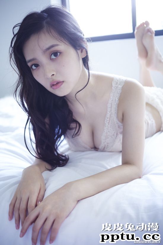 声优上坂堇写真集加印 身材出众的成熟政委美照
