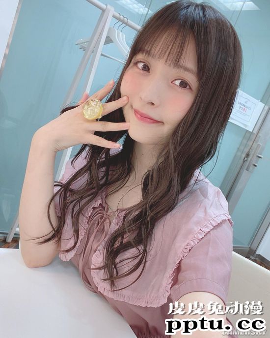 声优上坂堇写真集加印 身材出众的成熟政委美照