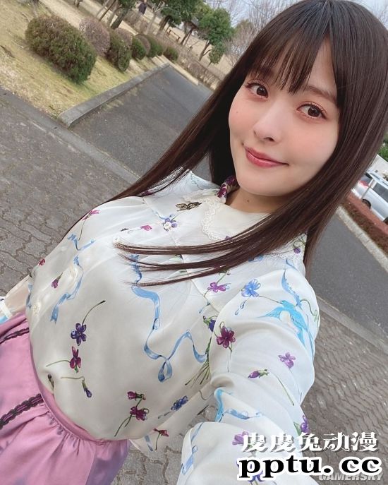 声优上坂堇写真集加印 身材出众的成熟政委美照