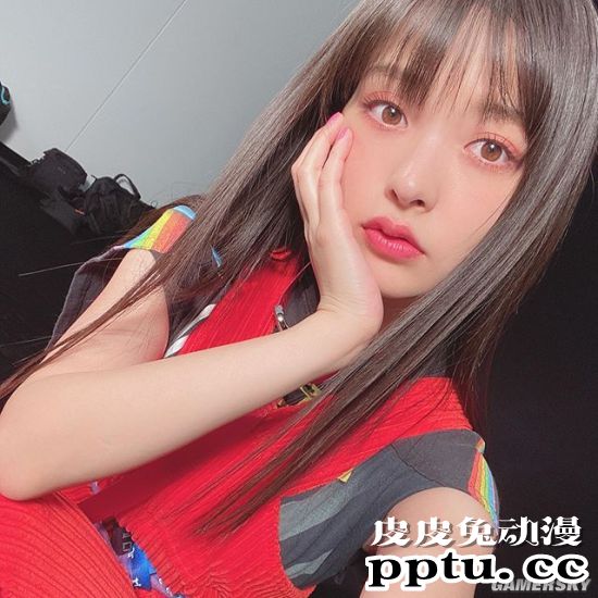 声优上坂堇写真集加印 身材出众的成熟政委美照