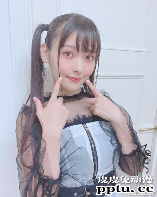 声优上坂堇写真集加印 身材出众的成熟政委美照