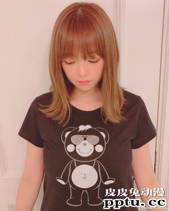 篠崎爱再登杂志封面写真 回顾童颜美体特辑