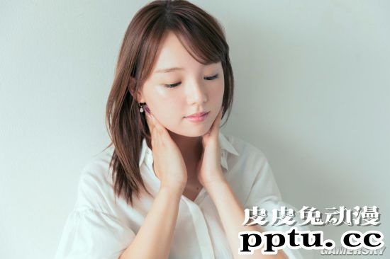 篠崎爱再登杂志封面写真 回顾童颜美体特辑