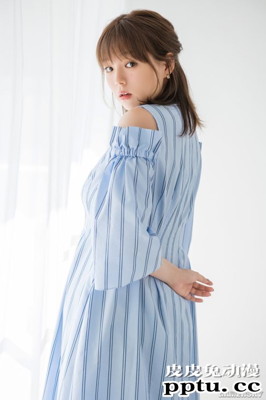 篠崎爱再登杂志封面写真 回顾童颜美体特辑