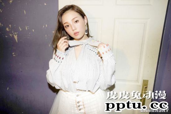 篠崎爱再登杂志封面写真 回顾童颜美体特辑