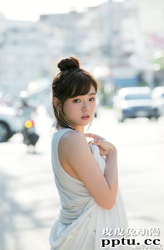 篠崎爱再登杂志封面写真 回顾童颜美体特辑