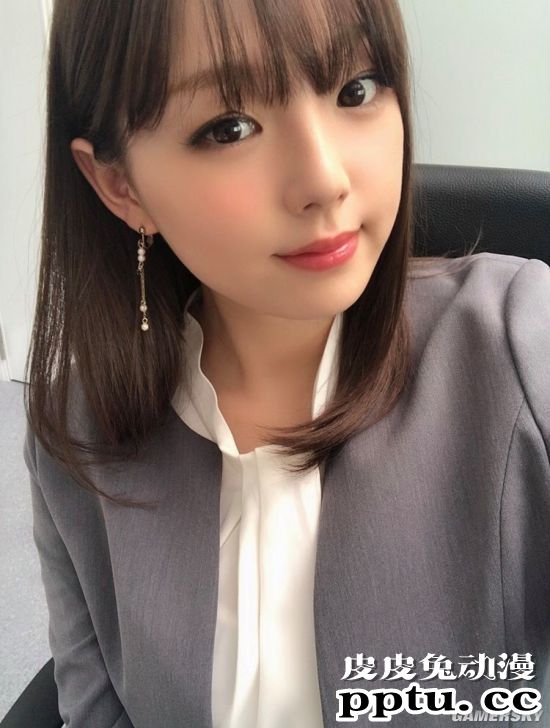 篠崎爱再登杂志封面写真 回顾童颜美体特辑