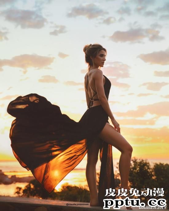 这身材绝对保真 六块腹肌的南非辣模Claudia Jovanovski