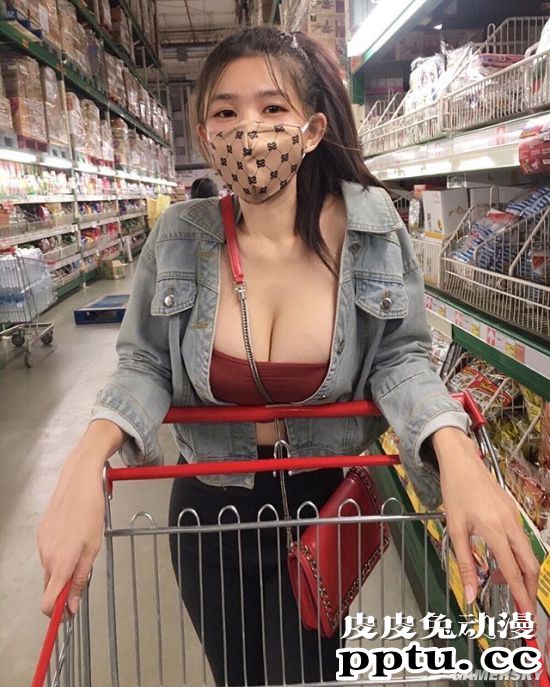 圆形弧度的爆裂身材 喜欢戴口罩的泰国DJ正妹