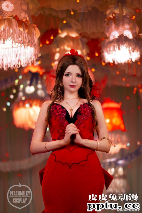 英国正妹COS《FF7RE》爱丽丝 身穿蒂法套装身材惹火