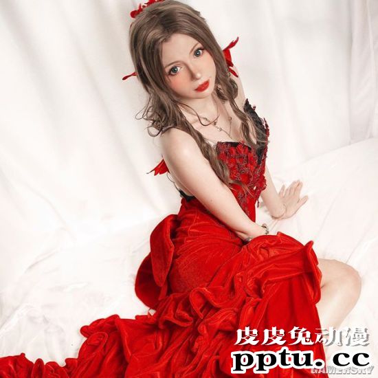 英国正妹COS《FF7RE》爱丽丝 身穿蒂法套装身材惹火