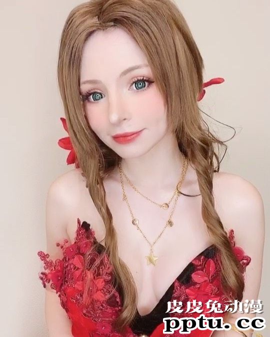 英国正妹COS《FF7RE》爱丽丝 身穿蒂法套装身材惹火